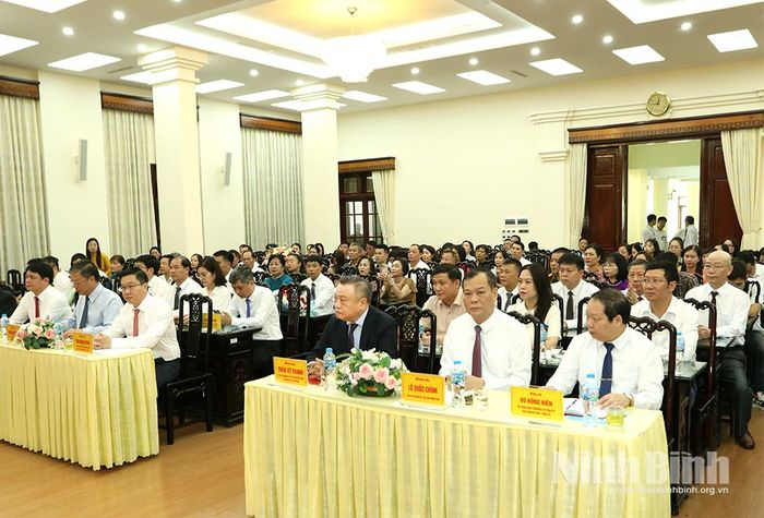 Các đại biểu dự Lễ trao tặng.