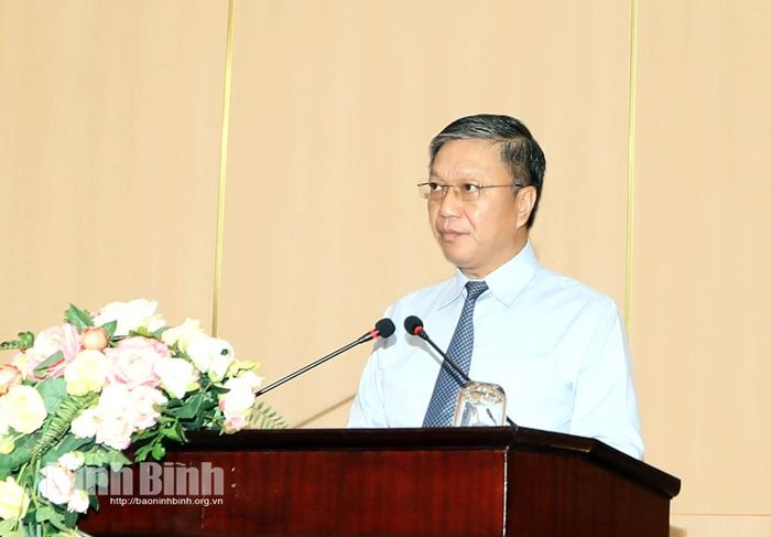 Thừa ủy quyền của Ban Bí thư Trung ương Đảng, đồng chí Đinh Việt Dũng, Ủy viên Ban Thường vụ Tỉnh ủy, Trưởng Ban Tổ chức Tỉnh ủy công bố Quyết định tặng Huy hiệu 80 năm tuổi Đảng cho các đảng viên.