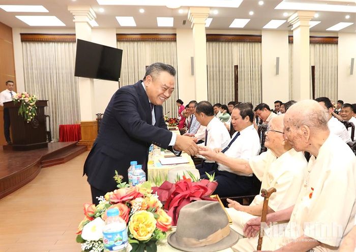 Đồng chí Trần Sỹ Thanh, Ủy viên Bộ Chính trị, Bí thư Trung ương Đảng, Chủ nhiệm Ủy ban Kiểm tra Trung ương hỏi thăm sức khoẻ các đồng chí đảng viên lão thành nhận Huy hiệu 80 năm tuổi Đảng.