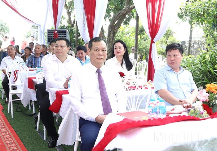 Các đại biểu dự Lễ trao tặng Huy hiệu 80 năm tuổi Đảng tại xã Minh Thái.
