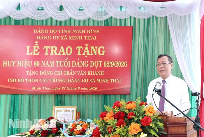 Đồng chí Lê Quốc Chỉnh, Phó Bí thư Tỉnh ủy, Chủ tịch HĐND tỉnh phát biểu tại Lễ trao tặng.