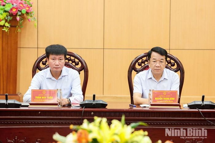 Các đồng chí: Trần Huy Tuấn, Ủy viên Trung ương Đảng, Bí thư Tỉnh ủy; Nguyễn Thanh Bình, Phó Bí thư Tỉnh ủy, Chủ tịch UBND tỉnh chủ trì hội nghị tại điểm cầu tỉnh Ninh Bình.