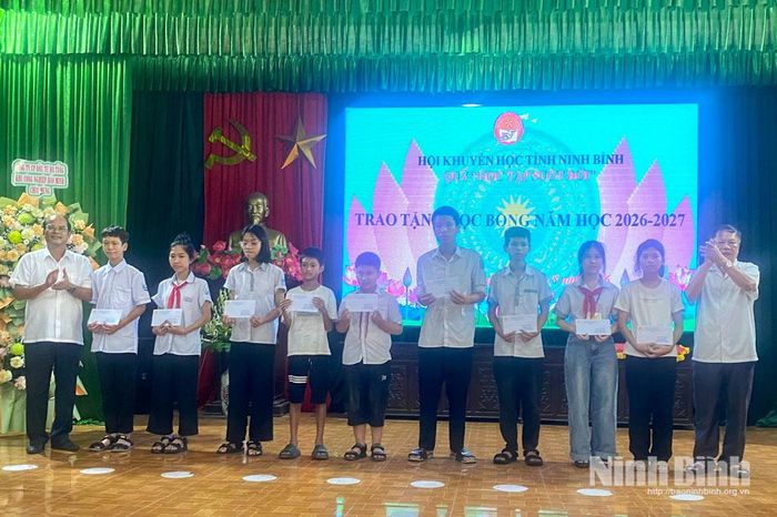 Lãnh đạo xã Nam Minh trao học bổng cho học sinh nghèo vượt khó.