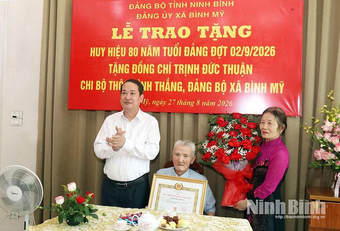 Đồng chí Mai Văn Tuất, Phó Bí thư Tỉnh ủy, Trưởng Đoàn ĐBQH tỉnh trao tặng Huy hiệu 80 năm tuổi Đảng cho đồng chí Trịnh Đức Thuận, Chi bộ thôn Bình Thắng, Đảng bộ xã Bình Mỹ.