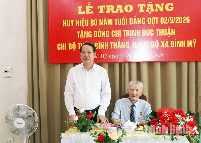 Đồng chí Mai Văn Tuất, Phó Bí thư Tỉnh ủy, Trưởng Đoàn ĐBQH tỉnh phát biểu tại Lễ trao tặng Huy hiệu 80 năm tuổi Đảng cho đồng chí Trịnh Đức Thuận, Chi bộ thôn Bình Thắng, Đảng bộ xã Bình Mỹ.
