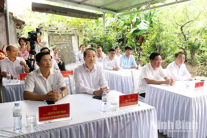 Đồng chí Mai Văn Tuất, Phó Bí thư Tỉnh ủy, Trưởng Đoàn ĐBQH tỉnh và các đại biểu dự Lễ trao tặng Huy hiệu 80 năm tuổi Đảng cho đồng chí Đinh Văn Nhật, Chi bộ Tổ dân phố Khuyến Công, Đảng bộ phường Tam Chúc.
