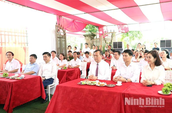 Các đại biểu dự Lễ trao tặng tại xã Hồng Phong.
