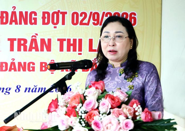 Đồng chí Đinh Thị Lụa, Phó Bí thư Tỉnh ủy, Chủ tịch Ủy ban MTTQ Việt Nam tỉnh phát biểu tại Lễ trao tặng Huy hiệu 80 năm tuổi Đảng cho đồng chí Trần Thị La, Chi bộ thôn Hồng Lý, Đảng bộ xã Bắc Lý.