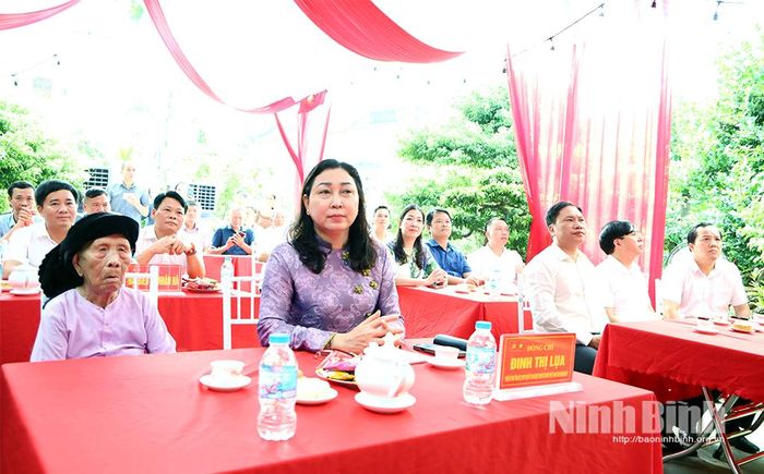 Các đại biểu dự Lễ trao tặng Huy hiệu 80 năm tuổi Đảng cho đồng chí Nguyễn Thị Phi, Chi bộ thôn Do Đạo, Đảng bộ xã Nhân Hà.