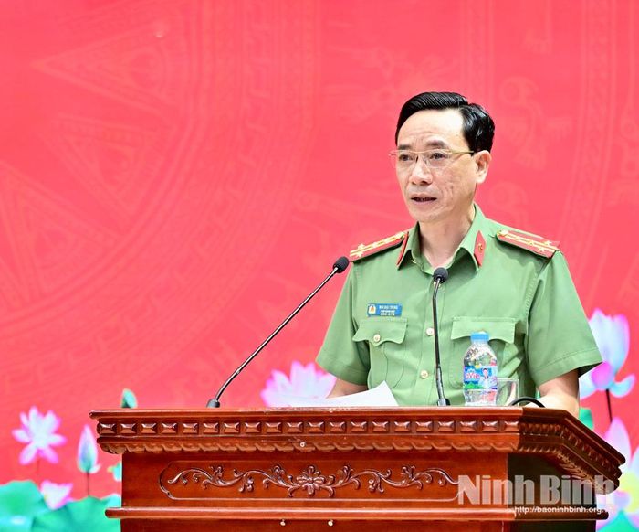 Đại tá Mai Đại Trưng, Phó Giám đốc Công an tỉnh, thành viên Tiểu Ban An ninh mạng tỉnh phát biểu khai mạc hội nghị.