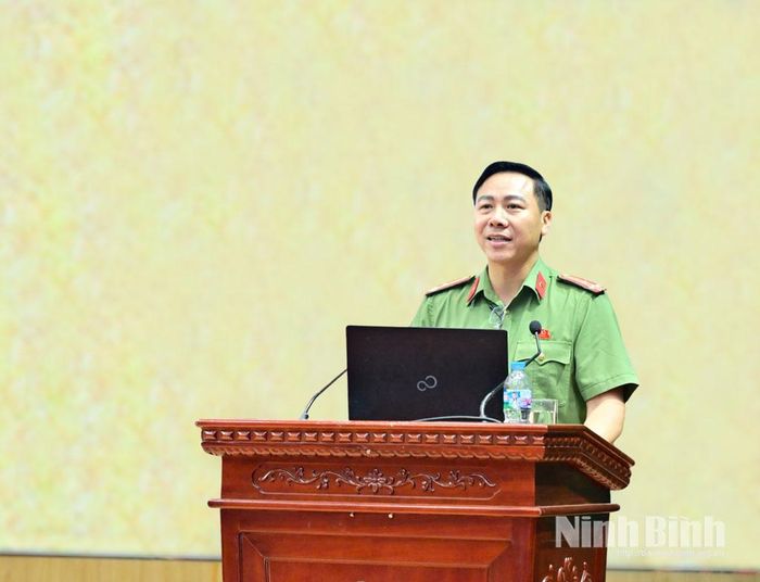 Báo cáo viên Cục An ninh mạng và phòng, chống tội phạm sử dụng công nghệ cao (A05), Bộ Công an truyền đạt các nội dung tại hội nghị.