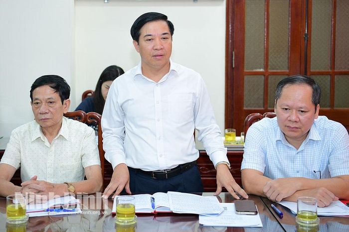 Đại diện lãnh đạo Báo và phát thanh, truyền hình Ninh Bình phát biểu tại hội nghị.