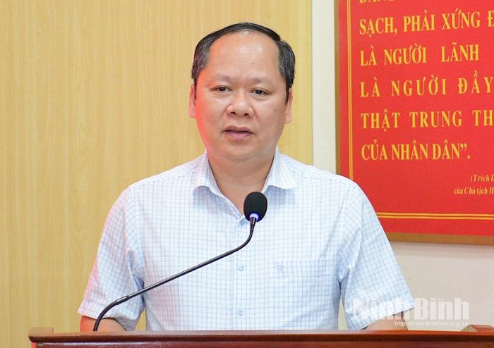 Lãnh đạo Sở Giáo dục và Đào tạo cung cấp thông tin về kết quả việc thực hiện sắp xếp cơ sở giáo dục trên địa bàn tỉnh.
