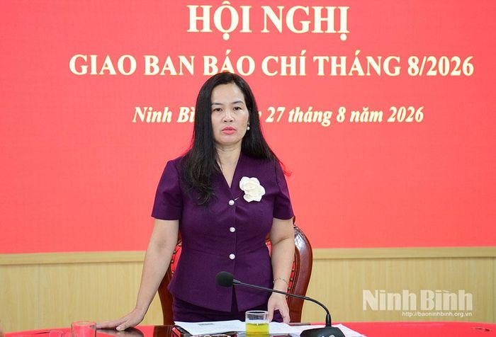 Đồng chí Nguyễn Thị Kim Phượng, Phó Trưởng Ban Tuyên giáo và Dân vận Tỉnh ủy phát biểu tại hội nghị.