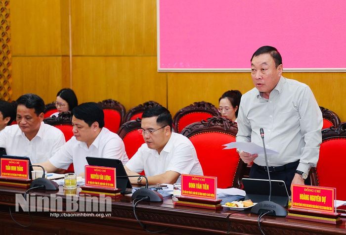 Đồng chí Đinh Văn Tiên, Ủy viên Ban Thường vụ Tỉnh ủy, Giám đốc Sở Nông nghiệp và Môi trường phát biểu tại hội nghị.