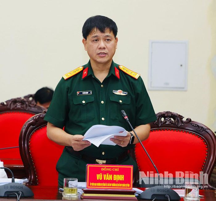 Đồng chí Vũ Văn Định, Ủy viên Ban Thường vụ Tỉnh ủy, Chỉ huy trưởng Bộ Chỉ huy Quân sự tỉnh phát biểu tại hội nghị.
