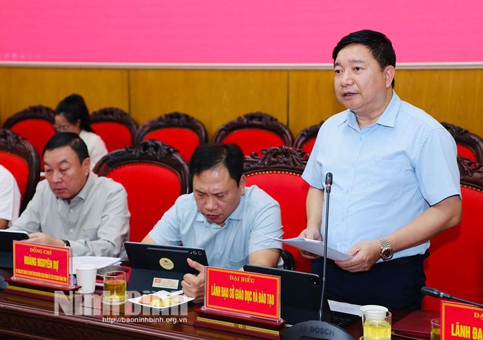 Đồng chí Nguyễn Tiến Dũng, Tỉnh ủy viên, Giám đốc Sở Giáo dục và Đào tạo phát biểu tại hội nghị.