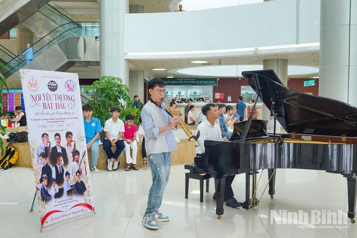 Với nghệ sĩ saxophone Trần Mạnh Tưởng (phường Nam Định), biểu diễn giữa sảnh bệnh viện mang đến những cảm xúc đặc biệt.