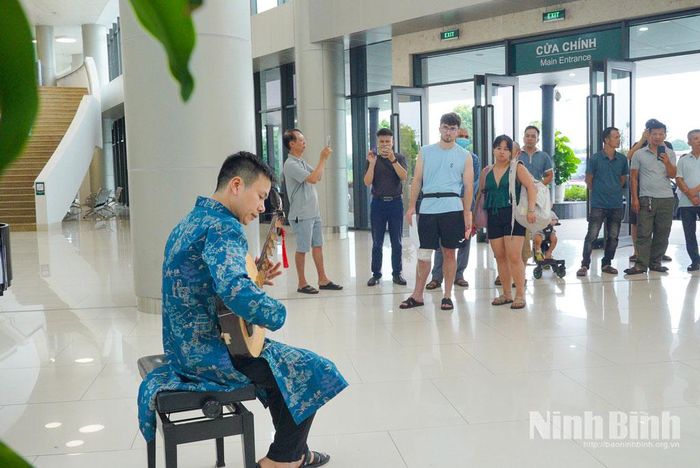 Những khán giả đặc biệt đón nhận tiếng đàn giữa sảnh Bệnh viện Bạch Mai cơ sở Ninh Bình.
