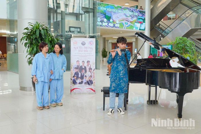 Những khán giả đặc biệt đón nhận tiếng đàn ở sảnh Bệnh viện Bạch Mai cơ sở Ninh Bình.
