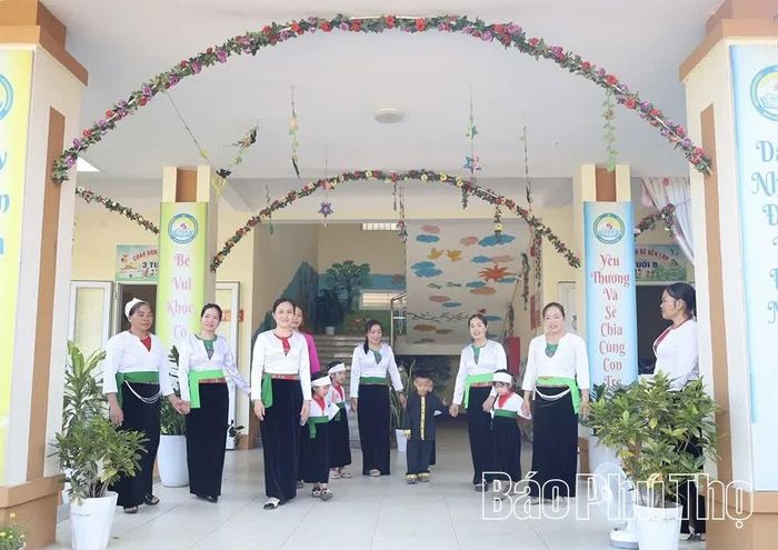 Cô và trò Trường Mầm non Thu Ngạc, xã Tân Sơn hân hoan trước thềm năm học mới.