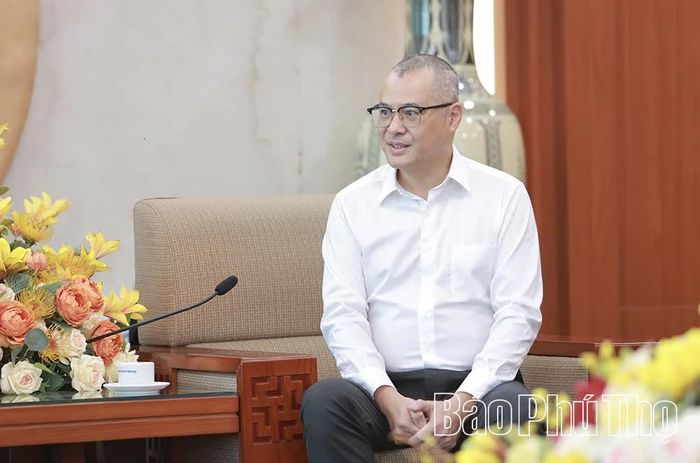 Bí thư Tỉnh ủy Phạm Đại Dương thông tin đến đoàn công tác tình hình phát triển kinh tế - xã hội và an ninh, trật tự tại địa phương.