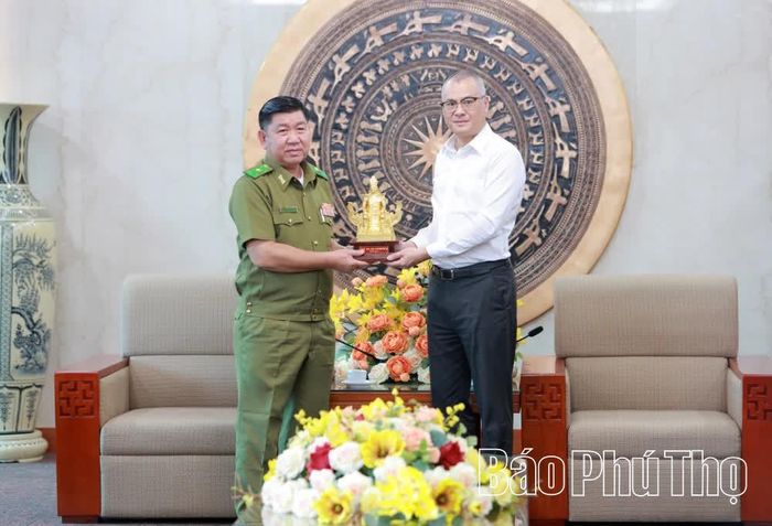 Đồng chí Bí thư Tỉnh ủy Phạm Đại Dương tặng quà lưu niệm cho đoàn công tác Công an tỉnh Luông Nậm Thà.