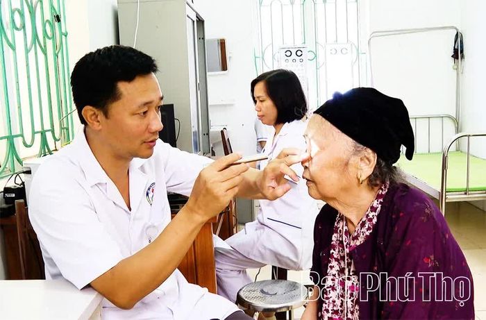 Người dân xã Tề Lỗ được các bác sĩ Trung tâm Y tế khu vực Yên Lạc khám các chuyên khoa.
