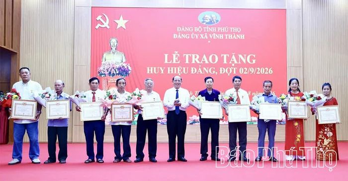 Lãnh đạo xã Vĩnh Thành trao Huy hiệu Đảng tặng các đảng viên.