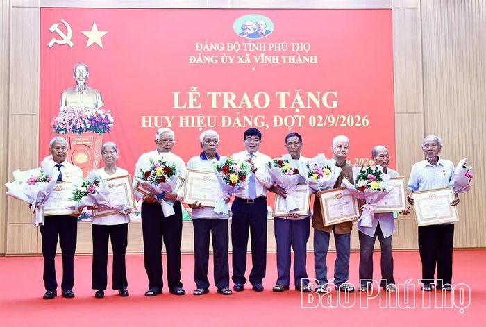 Lãnh đạo Đảng ủy xã Vĩnh Thành trao Huy hiệu Đảng tặng các đảng viên.