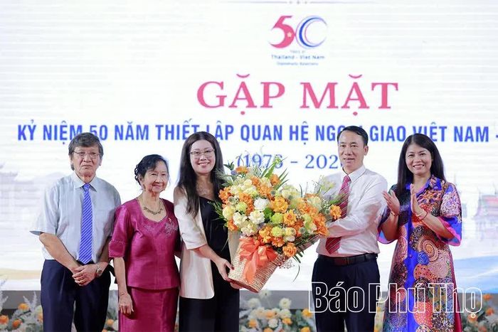 Lãnh đạo Ủy ban MTTQ tỉnh tặng hoa chúc mừng.