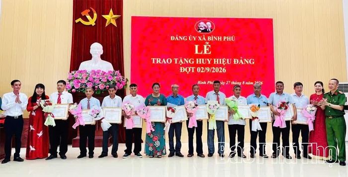 Phát biểu tại buổi lễ, lãnh đạo xã Bình Phú chúc mừng các đồng chí đảng viên, khẳng định đây là niềm tự hào chung của Đảng bộ, chính quyền và Nhân dân xã.