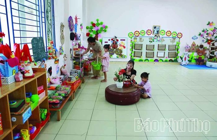 Giáo viên Trường Mầm non Lãng Công sắp xếp đồ dùng học tập, chuẩn bị các điều kiện đón trẻ trong năm học mới.