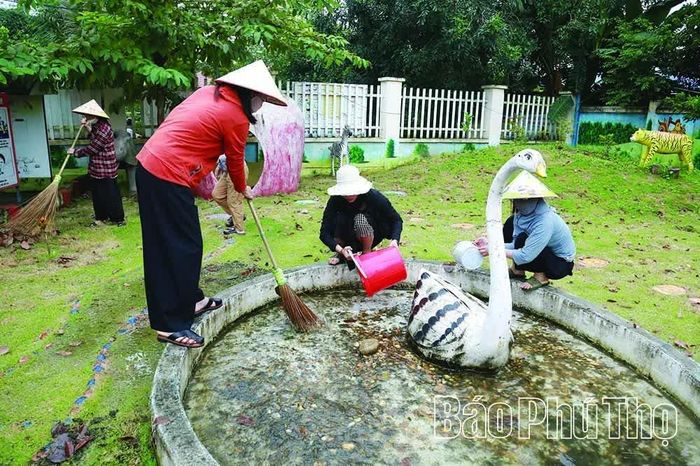 Giáo viên Trường Mầm non Lãng Công quét dọn, vệ sinh trường lớp, sẵn sàng đón trẻ vào năm học mới.