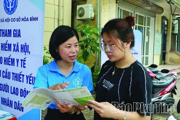 BHXH cơ sở Hòa Bình tuyên truyền, tư vấn cho lao động trẻ chủ động tham gia mạng lưới an sinh xã hội.