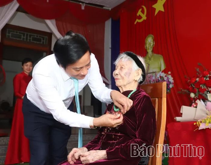 Đồng chí Phó Bí thư Tỉnh ủy Nguyễn Mạnh Sơn trân trọng gắn Huy hiệu 80 năm tuổi Đảng cho đồng chí Vương Thị Sỹ.