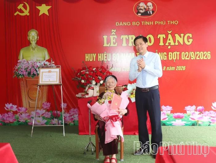 Lãnh đạo xã Hoàng Cương tặng hoa chúc mừng đồng chí Vương Thị Sỹ.