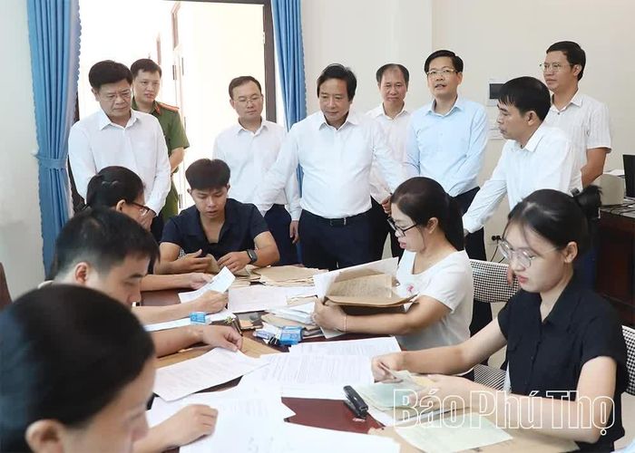 Đồng chí Phó Bí thư Tỉnh ủy Nguyễn Mạnh Sơn và đoàn công tác kiểm tra tình hình triển khai công tác số hóa hồ sơ, tài liệu Đảng tại Đảng bộ xã Hoàng Cương.
