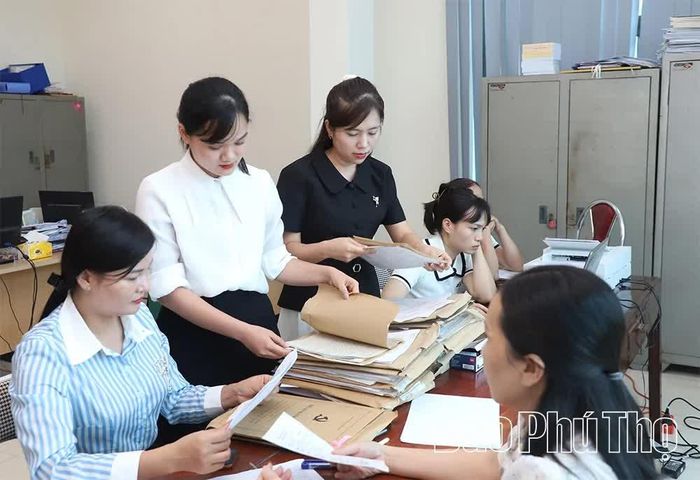 Cán bộ Ban Xây dựng Đảng và tổ chuyển đổi số cộng đồng xã Hoàng Cương rà soát, thực hiện việc số hóa hồ sơ đảng viên.