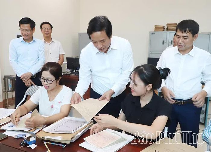 Đồng chí Phó Bí thư Tỉnh ủy Nguyễn Mạnh Sơn kiểm tra công tác số hóa hồ sơ, tài liệu Đảng tại Đảng bộ xã Hoàng Cương.