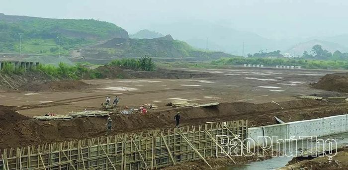 Thi công hạ tầng Khu công nghiệp Bình Phú, phường Kỳ Sơn, tạo mặt bằng và hạ tầng đồng bộ, góp phần thu hút đầu tư, thúc đẩy phát triển kinh tế - xã hội trên địa bàn.