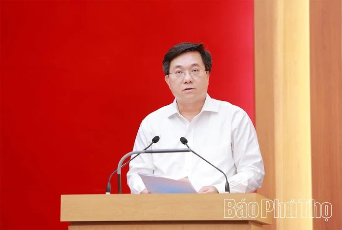 Chủ tịch UBND tỉnh Trần Duy Đông quán triệt các chương trình hành động, kế hoạch của Tỉnh ủy tại hội nghị.