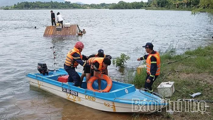 Ưu tiên cứu người già, trẻ em.