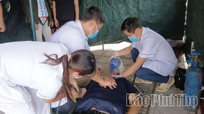 Sơ cứu người dân bị ngạt nước.