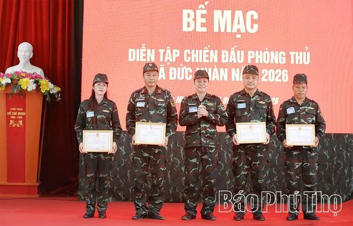 Lãnh đạo UBND xã khen thưởng 4 tập thể có thành tích xuất sắc trong công tác diễn tập.