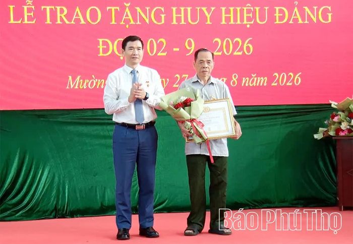 Lãnh đạo xã Mường Bi trao Huy hiệu Đảng tặng các đảng viên cao tuổi.