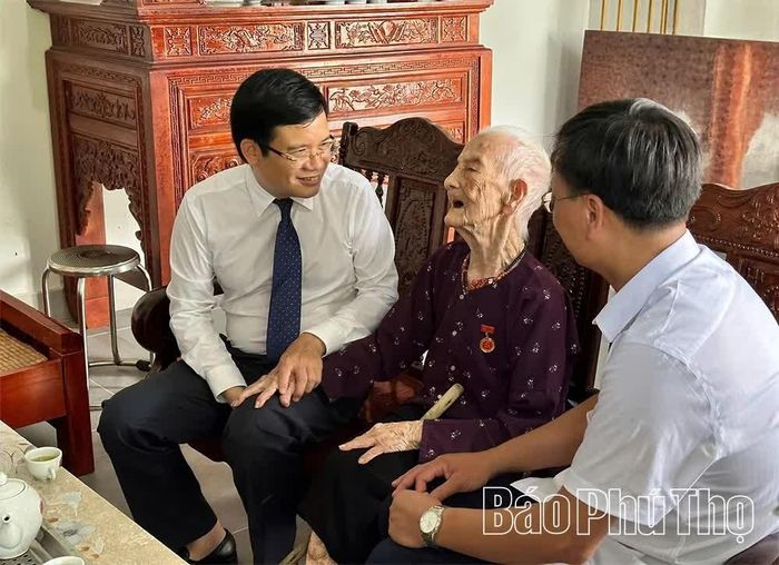 Đoàn công tác thăm hỏi, động viên và chúc mừng đảng viên Nguyễn Thị Thuộc.