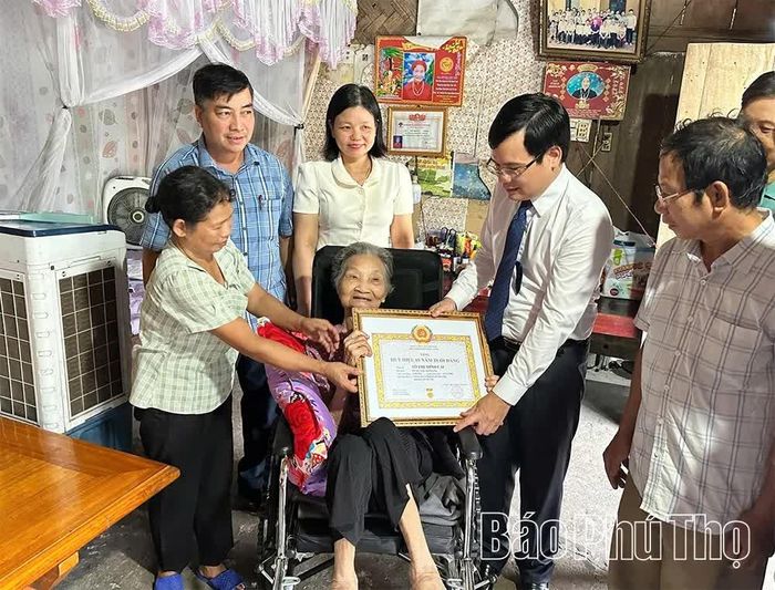 Lãnh đạo Sở Tư pháp và xã Vĩnh Chân trao Huy hiệu 65 năm tuổi Đảng tặng đảng viên Tô Thị Minh Cải.
