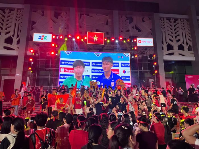 Khoảnh khắc người dân Quảng Trị vỡ òa trong niềm vui chiến thắng của đội tuyển bóng đá quốc gia Việt Nam - Ảnh: Lâm Oanh
