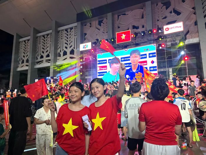 Niềm vui xen lẫn niềm tự hào khi đội tuyển bóng đá Việt Nam chiến thắng đội tuyển Thái Lan - Ảnh: Lâm Oanh